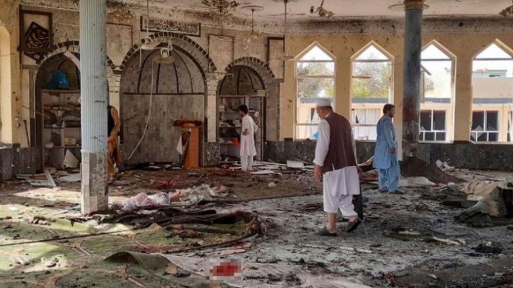 ISIS și-a revendicat un nou atac: Explozia de la moscheea din Afganistan, soldată cu cel puțin 100 de morți și răniți. FOTO