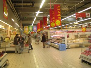 Auchan își extinde afacerile, dar profitul și numărul de angajați scad