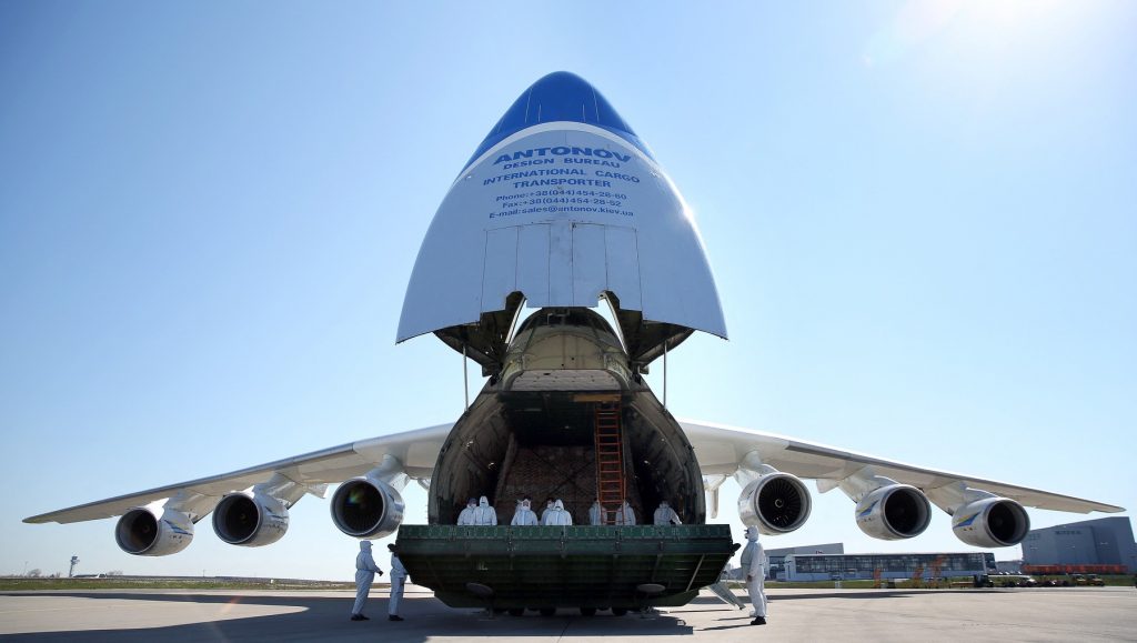 Imagini senzaționale. Cum arată cel mai mare avion din lume care a aterizat la București. Poate zbura 18 ore fără realimentare. Video