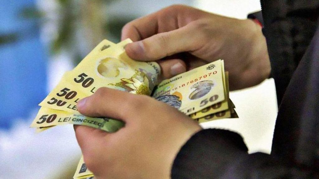 Bate vântul în buzunarele românilor: Bani pentru economii nu există. „Asta e, ne împrumutăm”