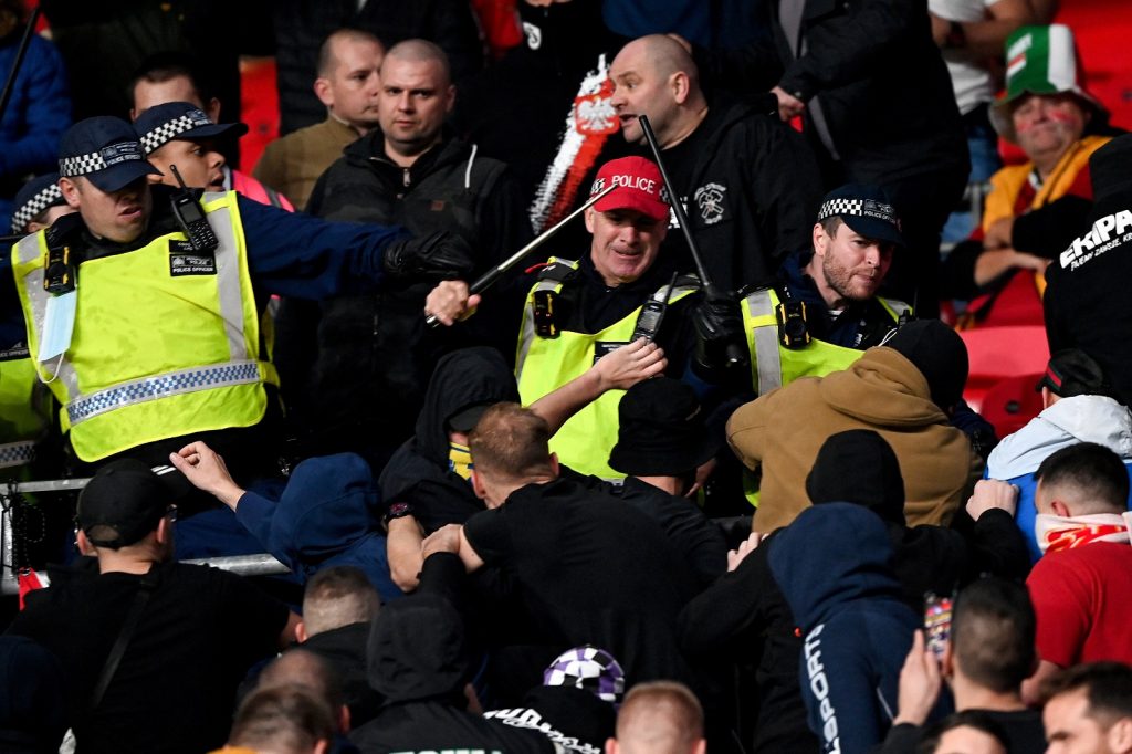 Violențe extreme pe stadioanele din Europa. În Albania, ultrașii au întrerupt meciul, pe „Wembley”, ungurii s-au bătut cu polițiștii. VIDEO