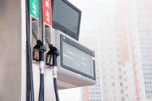 Benzina și motorina se ieftinesc în Republica Moldova. Prețurile din weekend