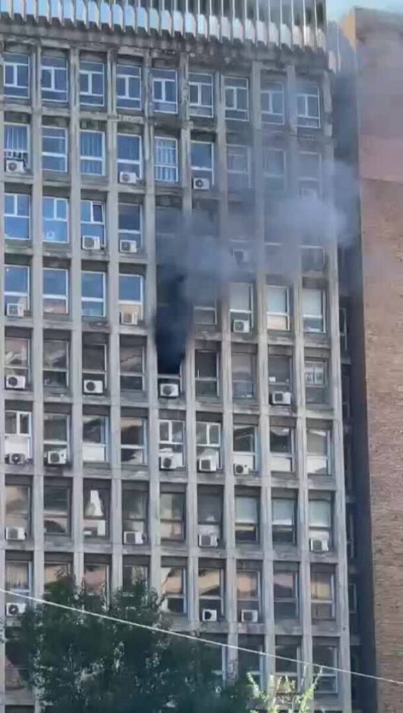 News Alert. Incendiu în sediul ANCPI din București. Un fum gros se răspândește de la o fereastră