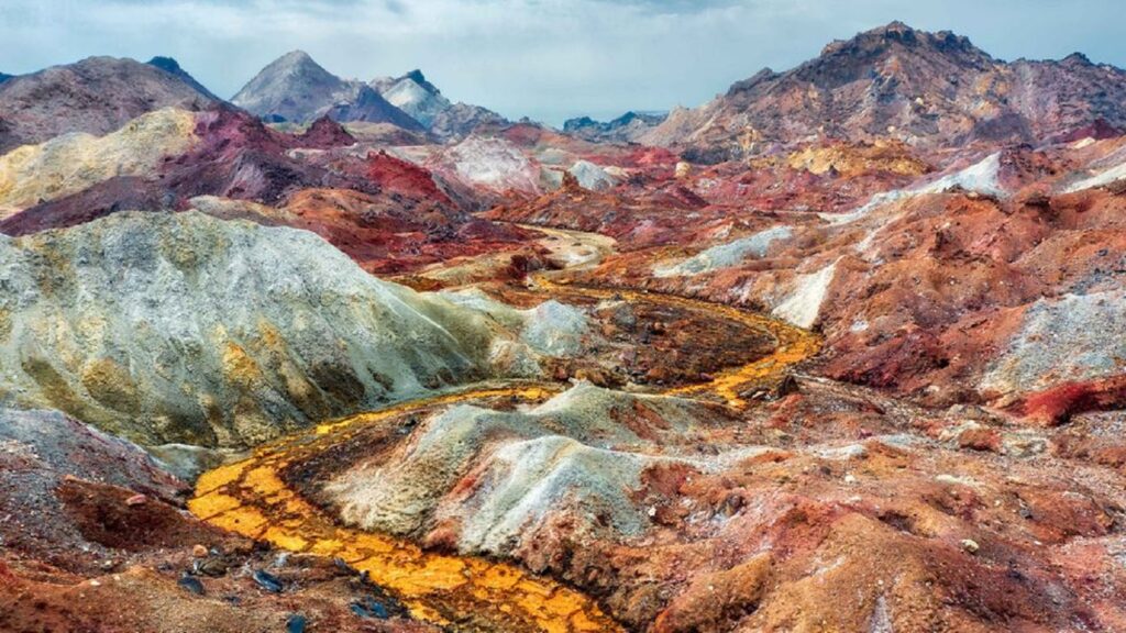 Pe Pământ există o regiune unde solul este comestibil! Imagini SF cu insula multicoloră