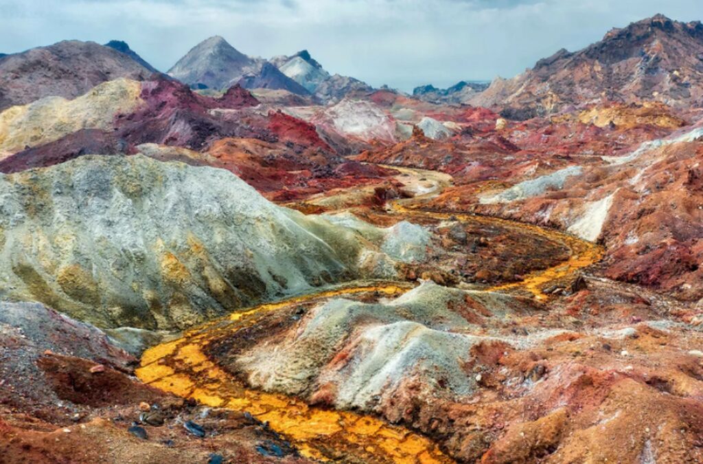 „Insula curcubeu”, un miracol aproape necunoscut: Munții sunt comestibili. „Pământul roșu este folosit ca sos” FOTO