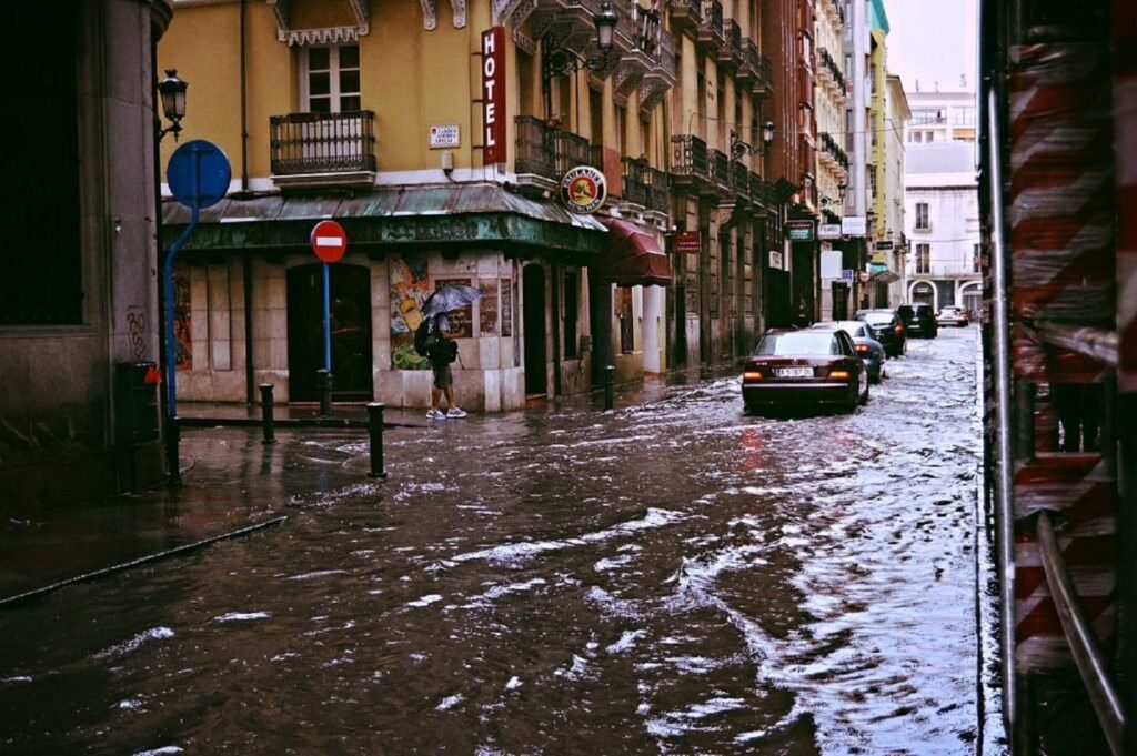 Sudul Italiei lovit de ploi și furtuni apocaliptice. Cod roșu în Sicilia și Calabria
