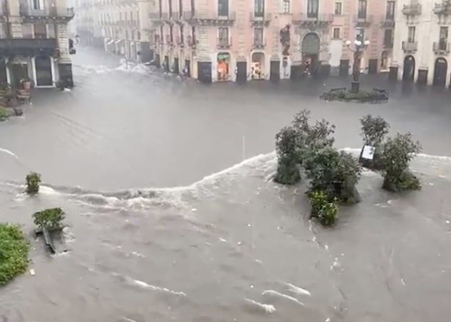 FOTO. Sudul Italiei este sub ape! Un ciclon puternic a făcut praf zona. Au fost anunțate primele decese