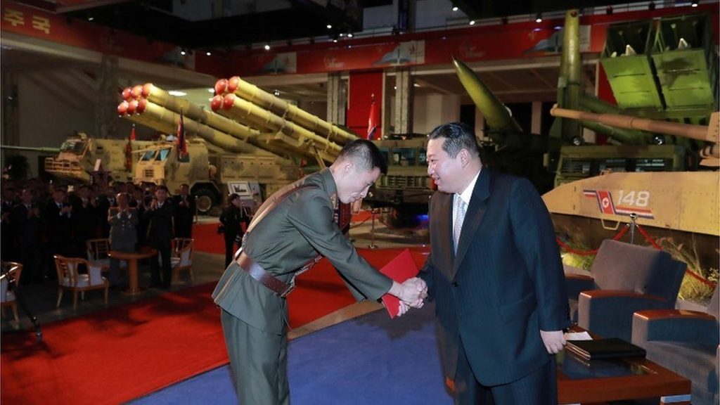 Kim Jong Un, la o uzină de rachete