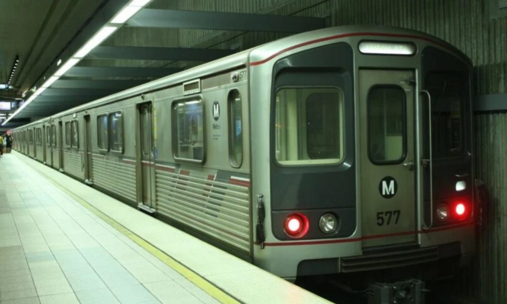 Circulație paralizată pe Magistrala 1. Un metrou s-a defectat, iar zeci de călători au rămas blocați în tunel