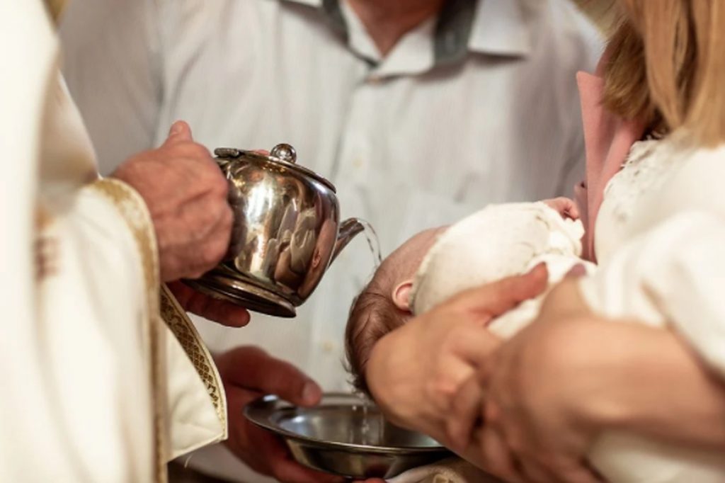Decizie extremă: nașii, interziși la botezuri. Oamenii sunt scandalizați, cum explică preoții