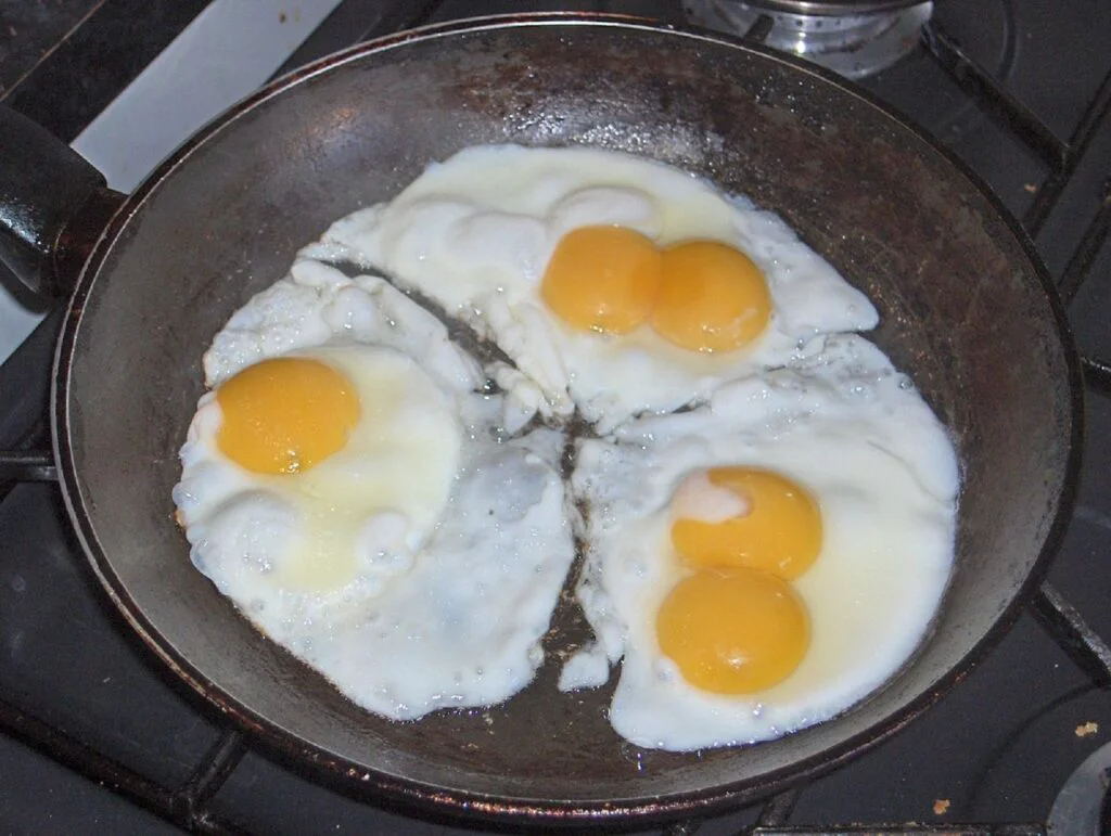 Falsuri în industria alimentară! Sute de mii de ouă cu origine falsificată au  ajuns în România. De unde erau trimise produsele