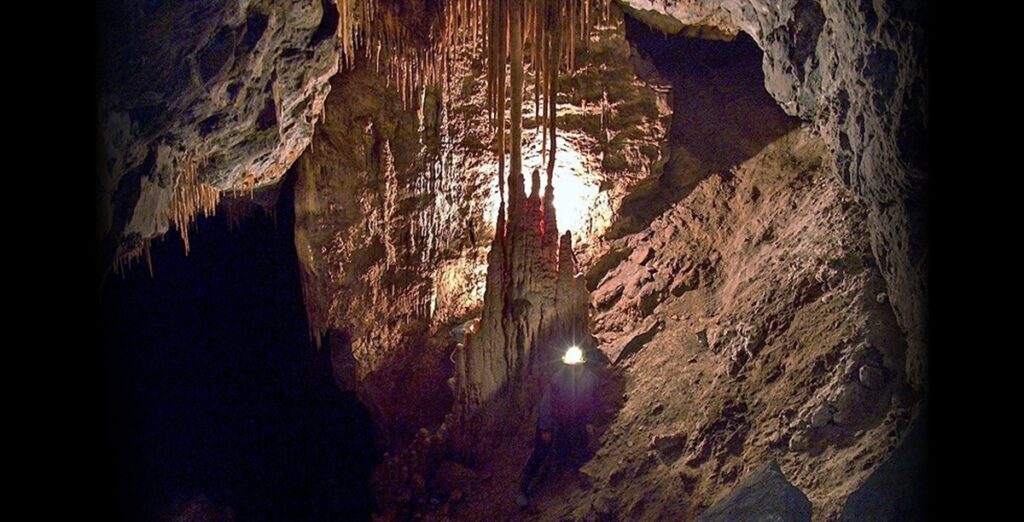 Nicolae Ceaușescu credea că Peștera Tăușoare este un portal în timp. Ce legende circulă în jurul acestei peșteri misterioase