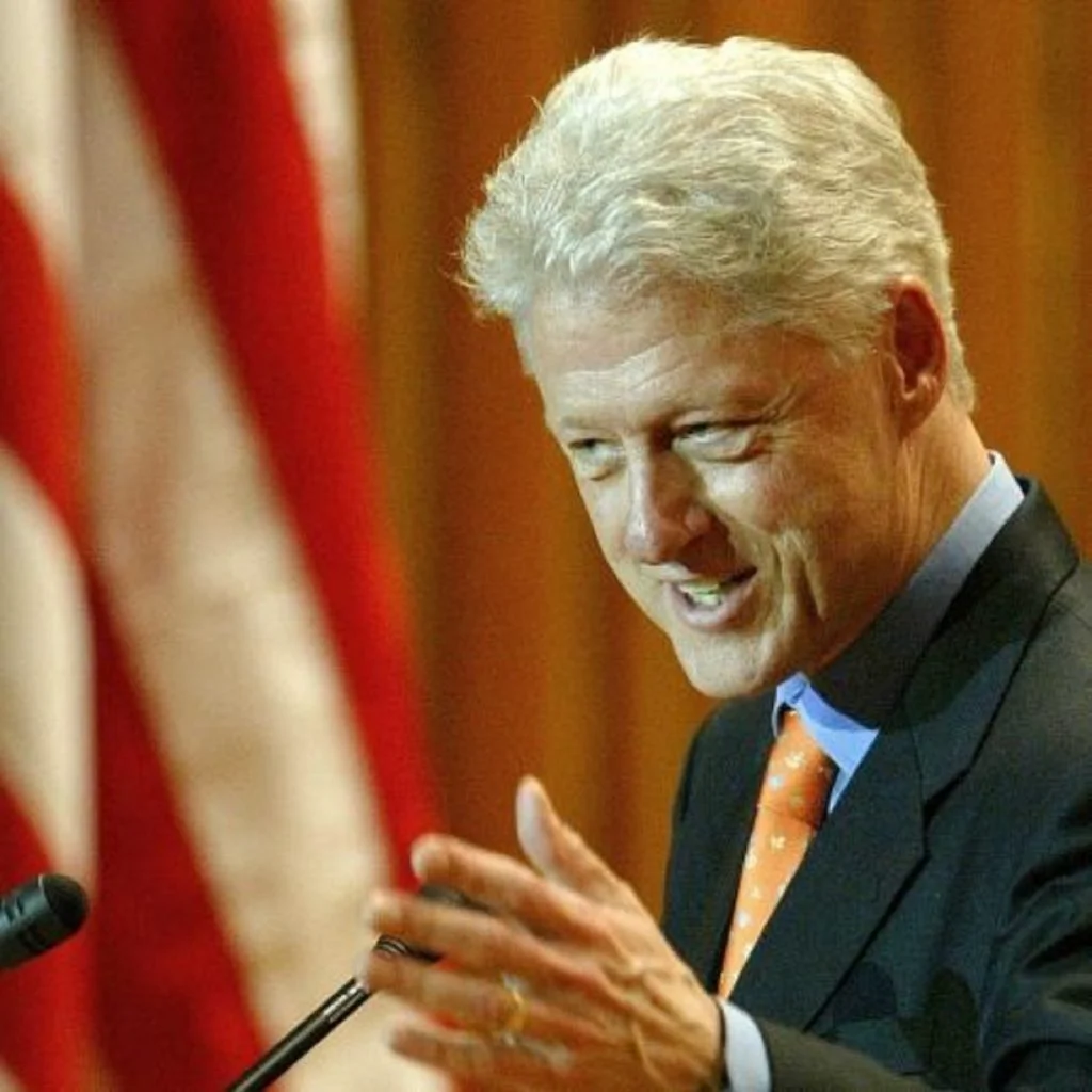 Fostul președinte al SUA a fost externat. Cine l-a preluat pe Bill Clinton la ieșirea din spital. Video
