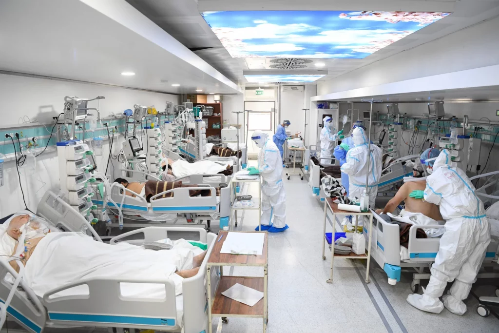 Situație disperată în spitale! Zeci de pacienți în stare gravă așteaptă să se elibereze un loc