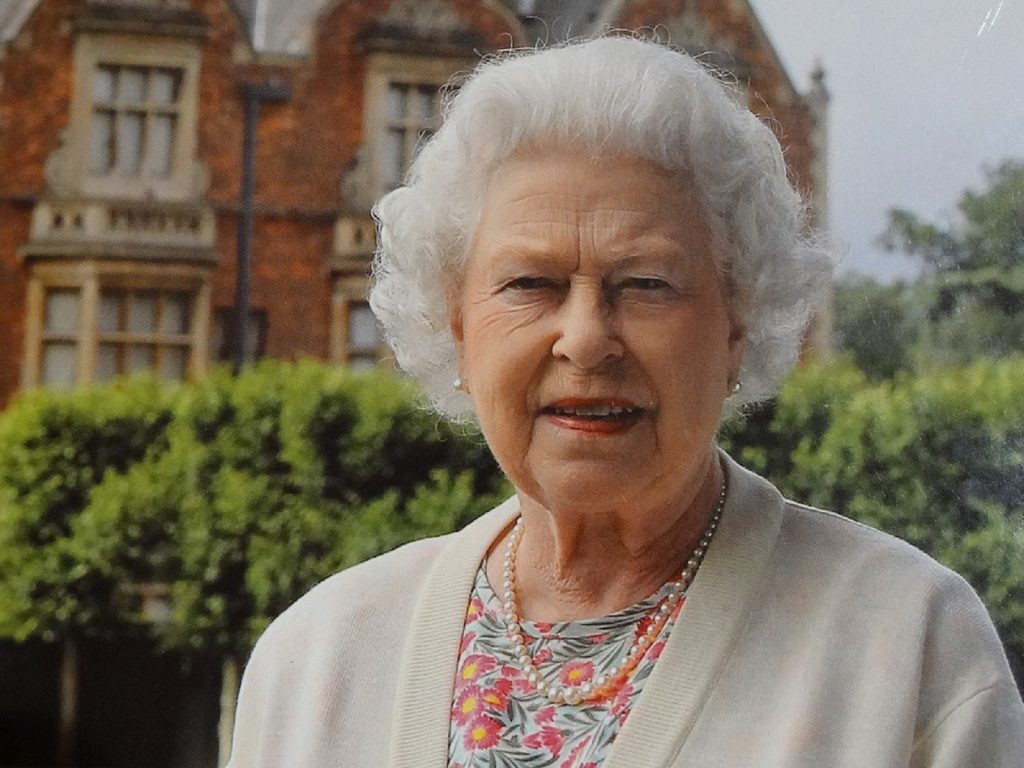 O companie din Marea Britanie a fost criticată de clienți pentru că vrea să închidă casele de vacanță în ziua înmormântării Reginei