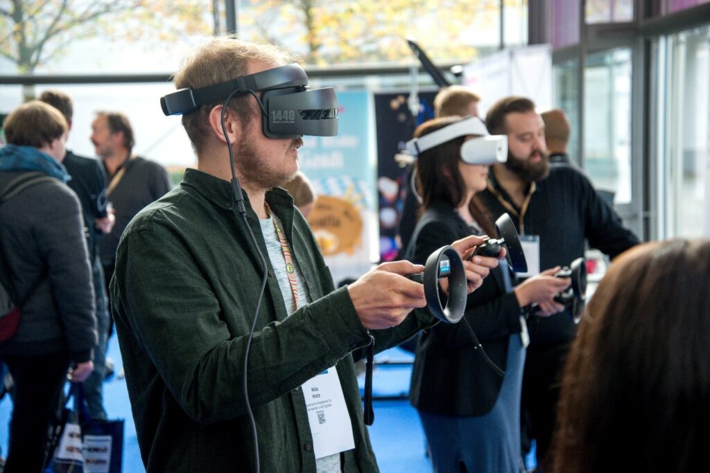 Avantajele și dezavantajele utilizării tehnologiei VR (Realitate virtuală).