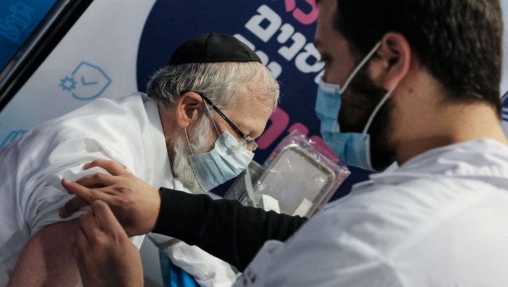 Israelul schimbă regulile jocului. A treia doză de vaccin agită spiritele. Este în joc certificatul verde