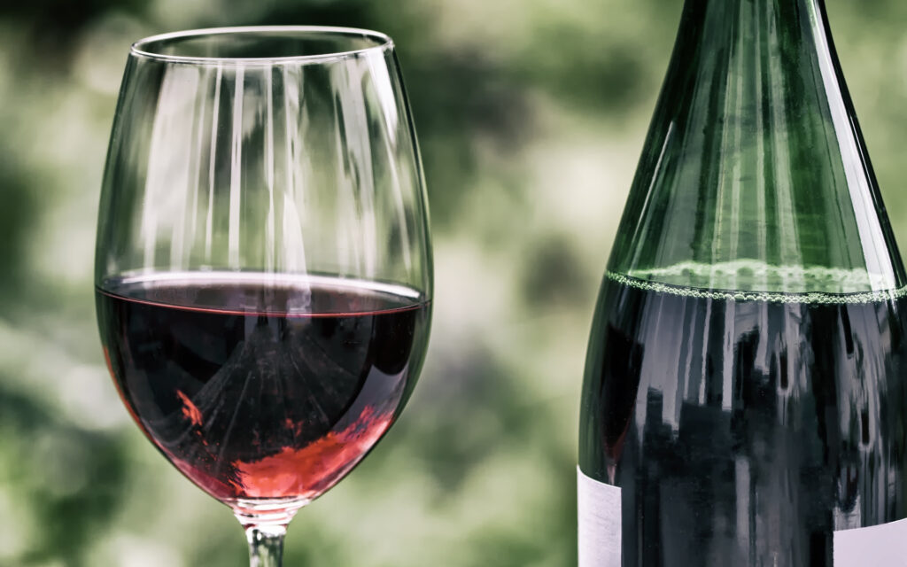 Mituri demontate despre alcool. Vinul roșu nu îți protejează inima, barea nu este aliment!