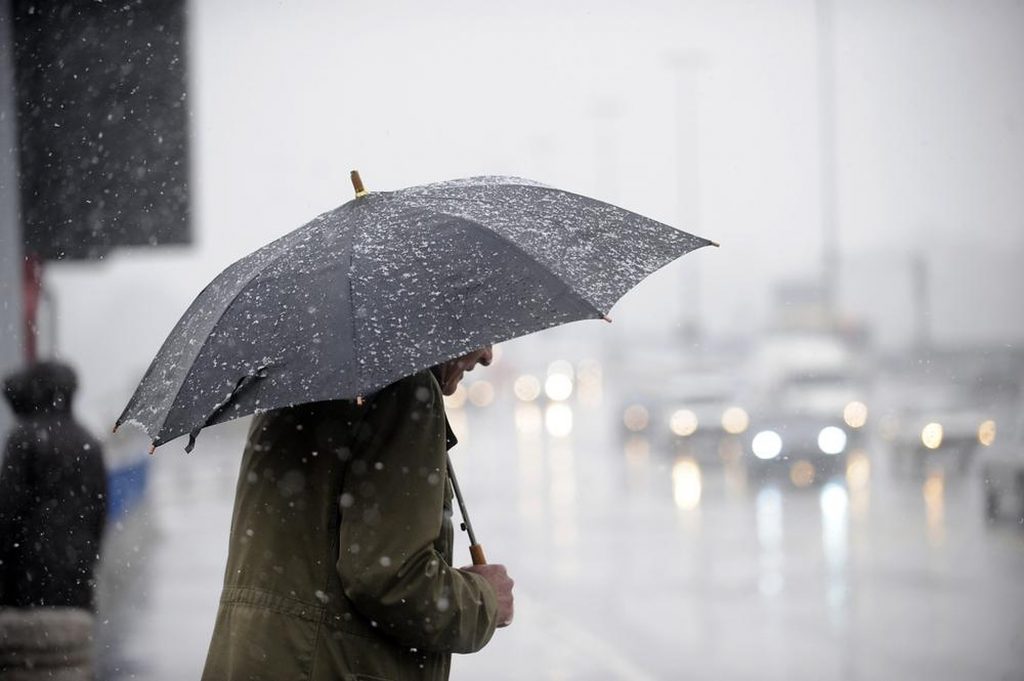 Se schimbă vremea în România. ANM a emis o avertizare de cod galben de ninsori, ploi și vânt puternic
