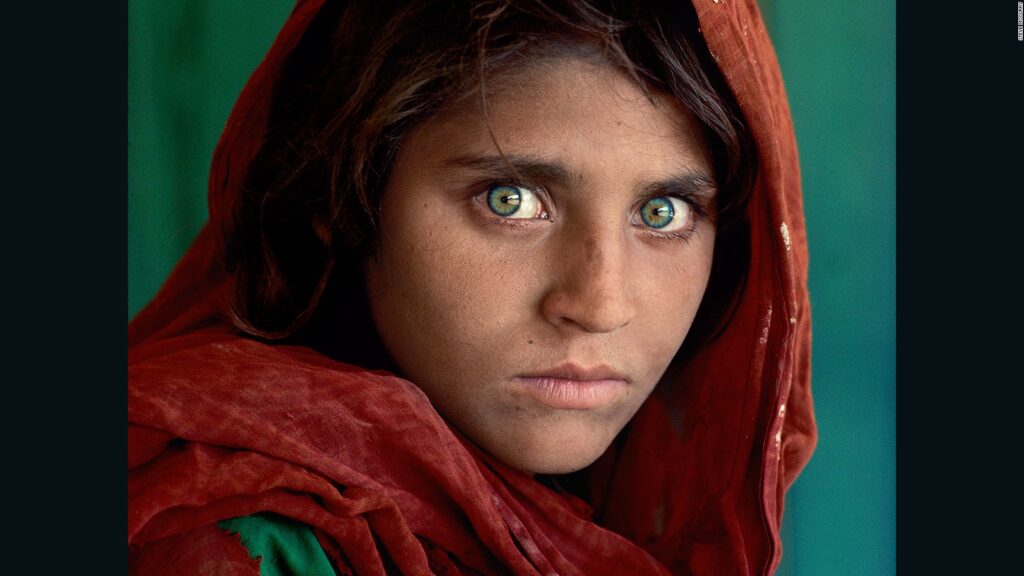O mai țineți minte pe fetița cu ochii verzi care a cucerit lumea? Este vestea momentului: A fost scoasă din ghearele talibanilor. FOTO