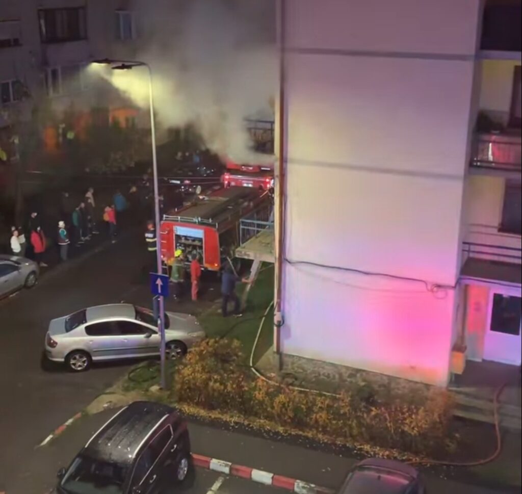 Ultimă oră! Incendiu puternic la un bloc din România. Pompierii au intervenit în forță