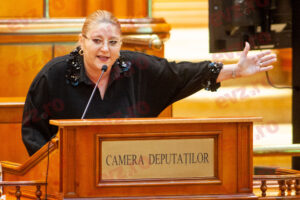 Senatoarea Diana Șoșoacă s-a dezlănțuit împotriva profesorilor. ”Fac ceva pe voturile voastre. Vă place să fiți tot timpul mângâiați”