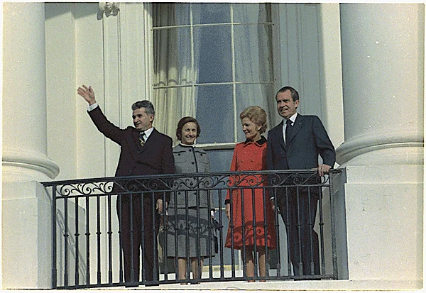 Cum a ajuns Elena Ceaușescu să-l mângâie pe rățoiul Donald. Aventurile cuplului prezidențial la Hollywood. Istoria secretă