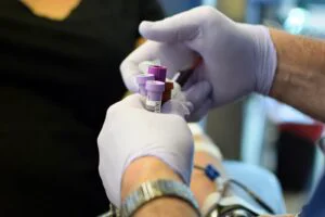 Un bărbat din Sibiu salvează vieți prin donarea de sânge de peste 25 de ani