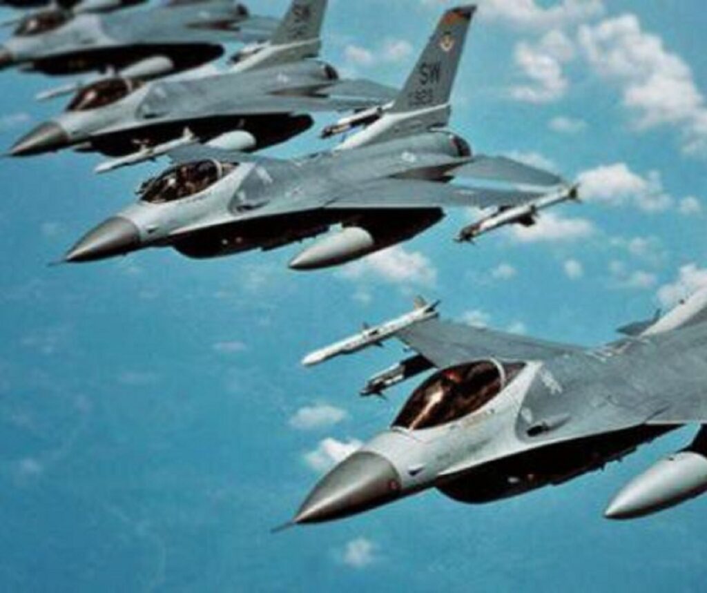 Kievul cere F-16. Doi piloți ucraineni au demonstrat că pot stăpâni avionul de patru ori mai repede decât credea Pentagonul că e posibil