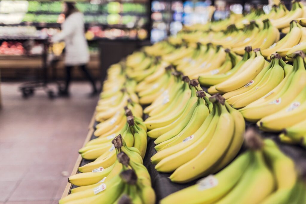 Alertă în România! Atenție când cumperi banane. Poți muri rapid după ce le atingi