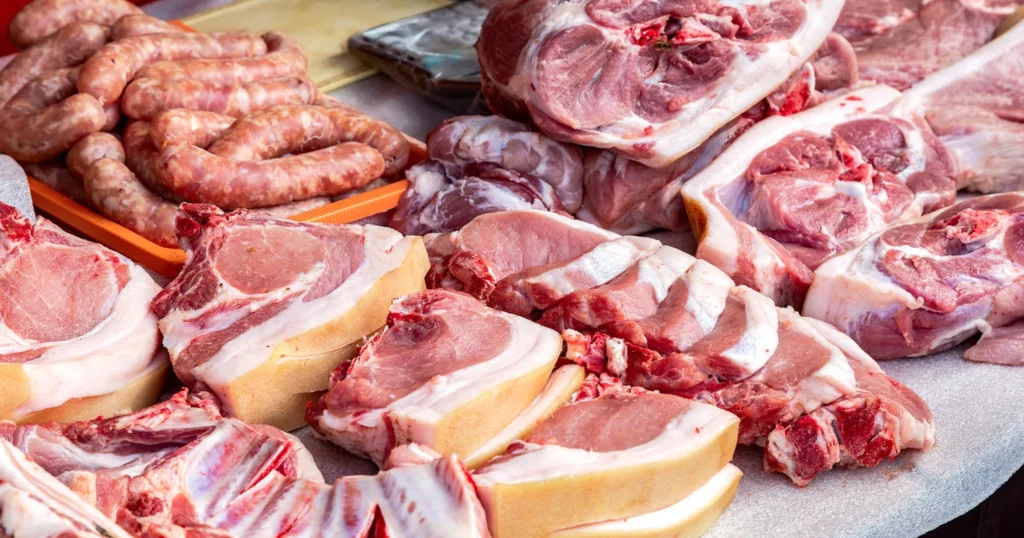 Carnea de porc s-a scumpit în România. „Costul de producție este semnificativ afectat de prețul ridicat al furajelor”