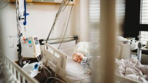 Epidemia de rujeolă a făcut prima victimă, un bebeluș din Brașov
