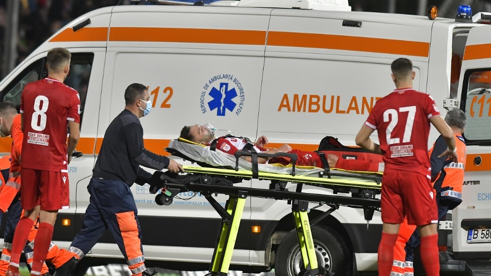 Un fotbalist de la Dinamo a fost luat cu ambulanța chiar de pe teren! „Jucător cu mentalitate și spirit de sacrificiu”