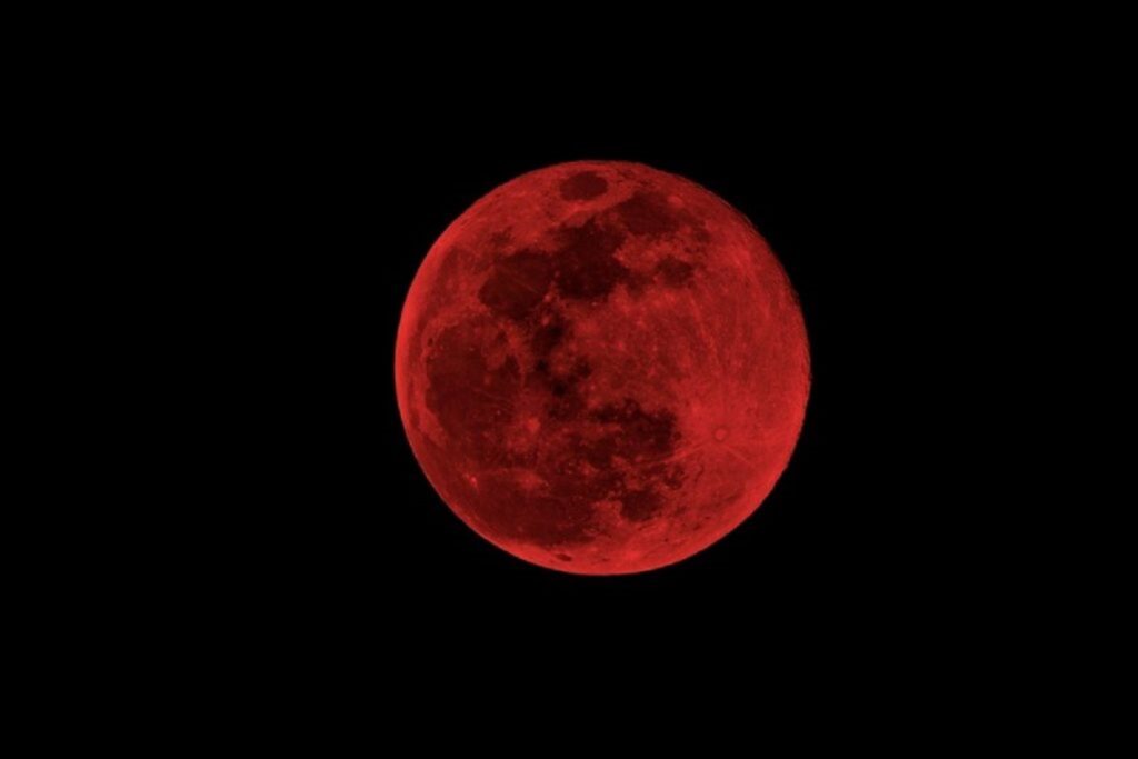 Spectacol pe cer. Luna devine roșiatică, în  noaptea de duminică spre luni. La ce oră va fi vizibilă în România