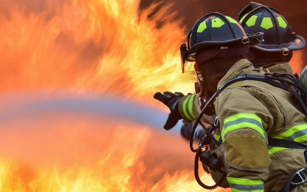 Incendiu periculos: O ambulanță care se îndrepta spre un caz medical a luat foc pe stradă! FOTO