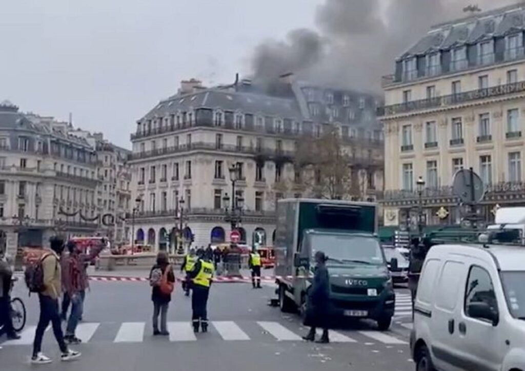 Un incendiu de mari dimensiuni a izbucnit la Paris. Străzile au fost închise, 100 de pompieri au fost mobilizați. VIDEO