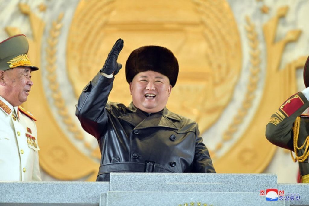 Dictatorul Kim Jong-un uimește planeta. Ce le-a interzis nord-coreenilor să poarte