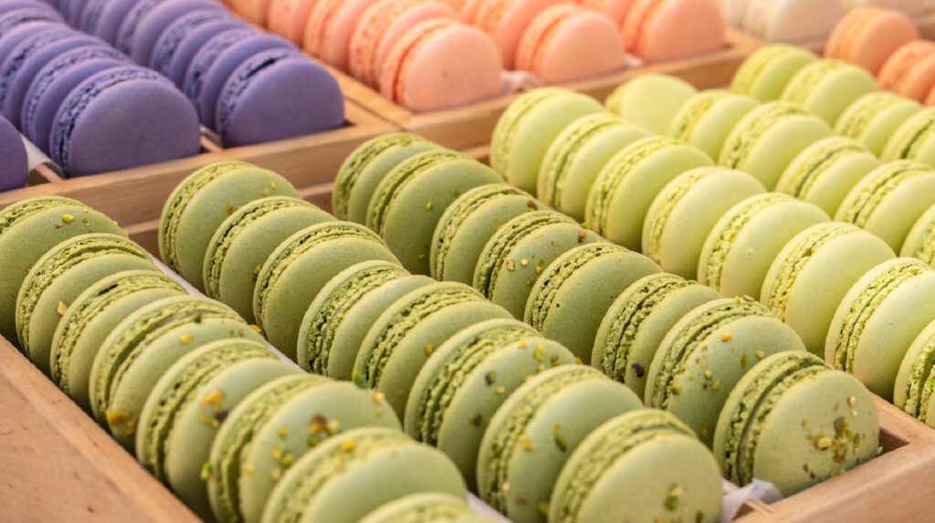 Cunoști istoria delicioaselor Macarons? Totul despre faimoasa companie care le-a produs şi cum a apărut cel mai iubit desert din lume