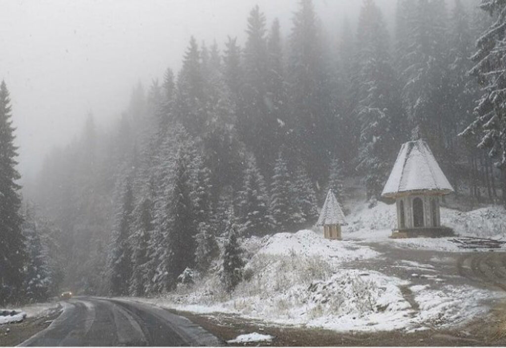 Ninge ca în decembrie. Județe întregi se luptă cu ninsoare. Case şi drumuri, acoperite complet de zăpadă. FOTO-VIDEO