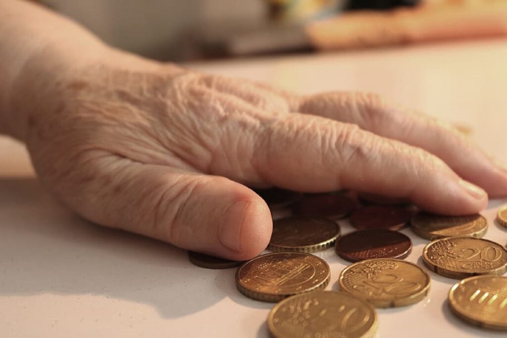 Vești bune pentru pensionarii români. Guvernul a decis când își vor primi banii pentru luna decembrie