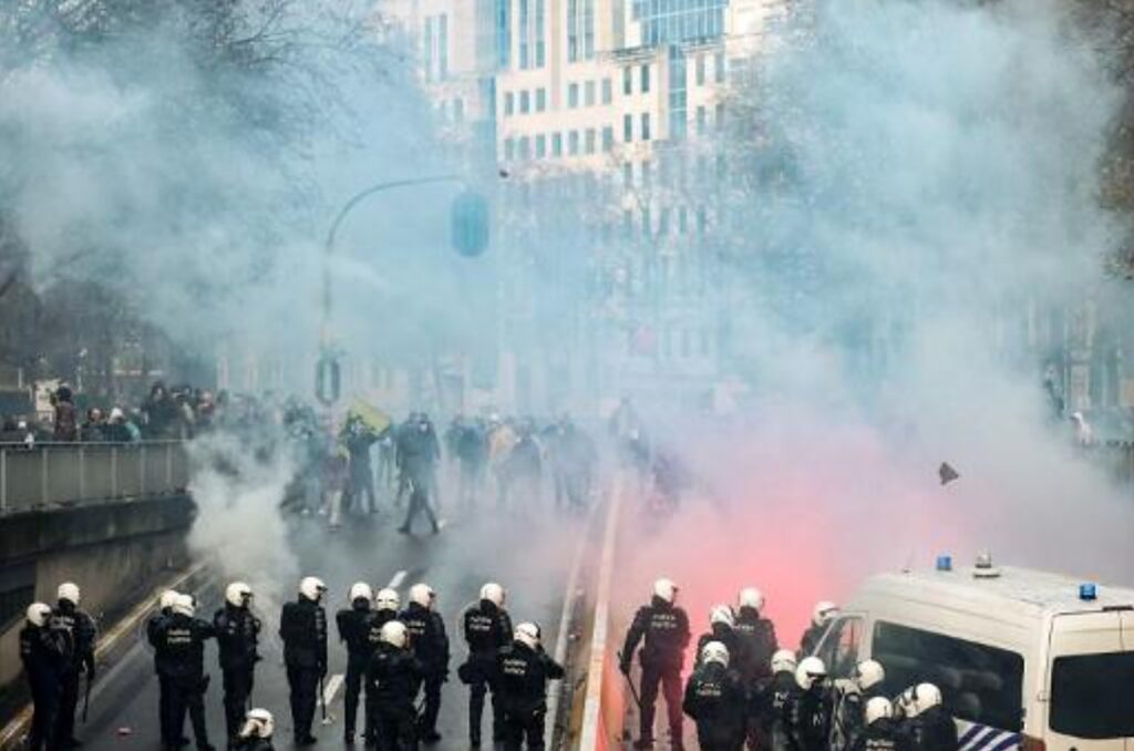 Protestul de la Bruxelles a degenerat: Tunuri cu apă și lacrimogene. Mulțimea cântă „Bella Ciao”. Se flutură steaguri LGBT VIDEO