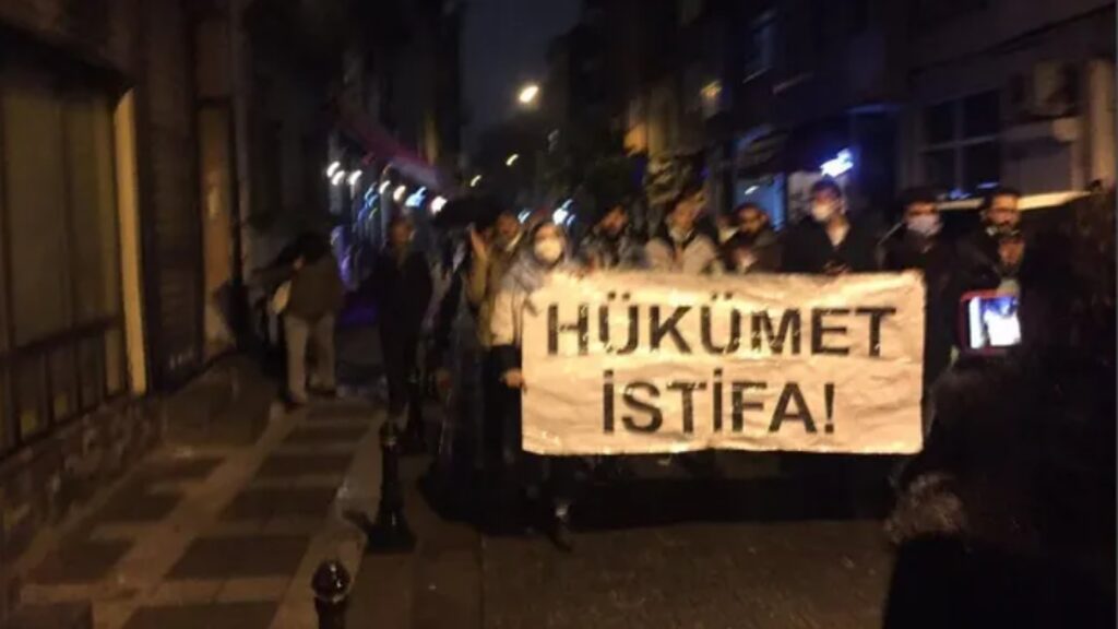 Proteste în Turcia, după prăbușirea lirei: „AKP în mormânt, poporul la putere!”. Se cere demisia „nerealistului” Erdoğan VIDEO
