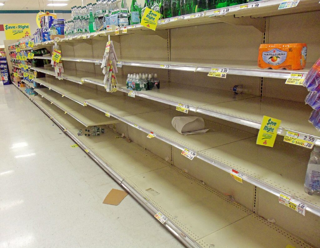 Alertă în România. Se raționalizează alimentele în supermarketuri. Ce nu mai ai voie să cumperi în cantități mari