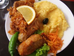 Turiști americani, surprinși de gastronomia românească. Au mâncat mici, zacuscă, jumări, ciorbă de burtă şi sarmale: „Nota de 10 din 10”. Video