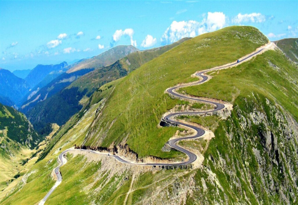 Cea mai spectaculoasă șosea din România, preferată de turiști. Ce nu ai voie să faci pe acest drum național