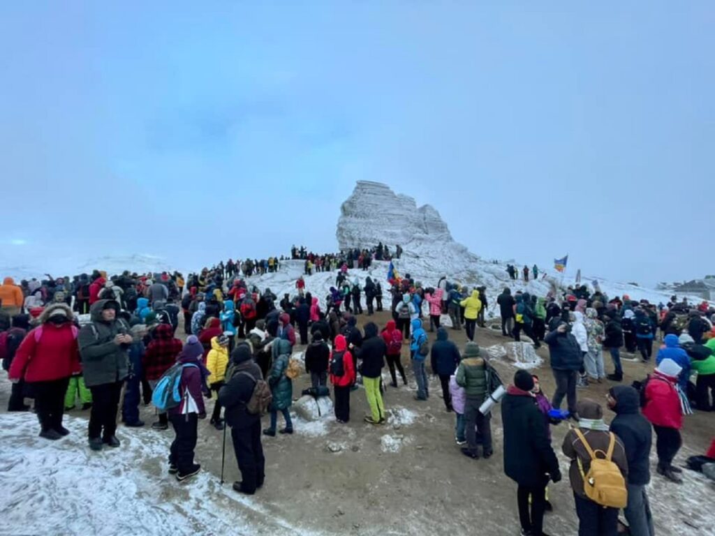 Mii de turiști au luat cu asalt Sfinxul de pe platoul Bucegi. Mulți nu au mai putut coborî și au avut nevoie de salvamontiști. VIDEO