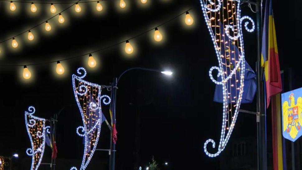 Să fie lumină! Primarul unei comune din Iași a dat 30.000 euro pentru instalații de Crăciun. ”N-aveam ce face cu banii”