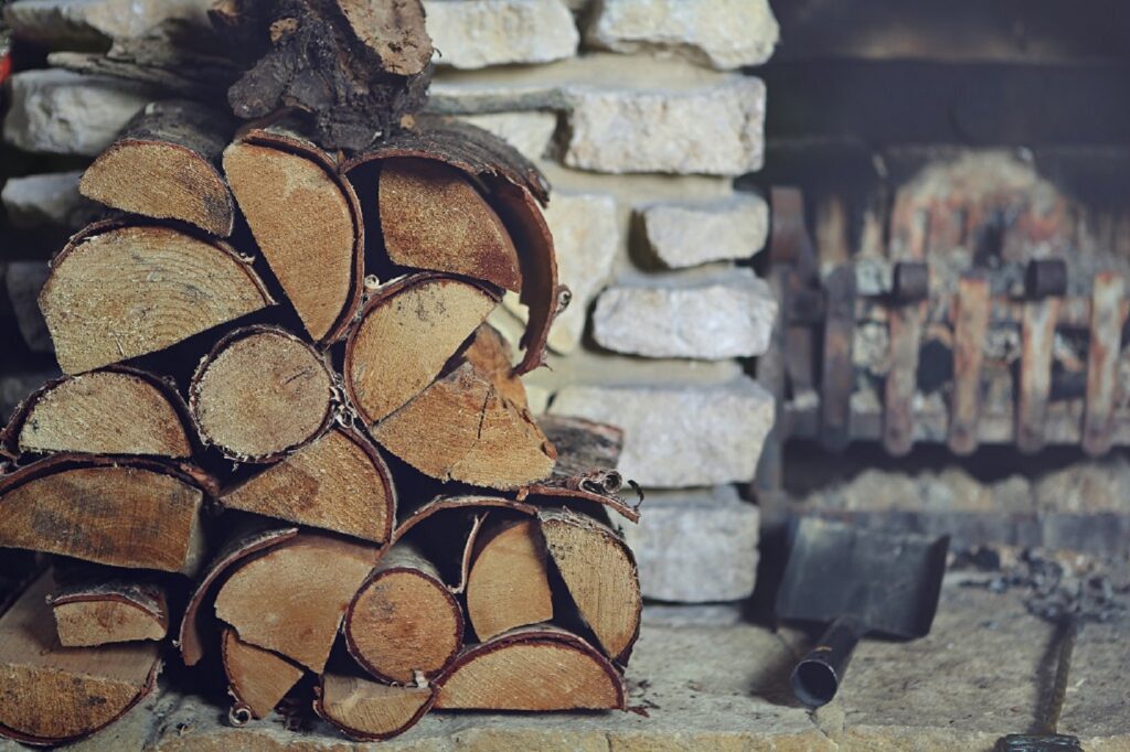E lege: Ce se întâmplă cu TVA-ul la lemnele de foc? „Să stopeze aberația fostului guvern”
