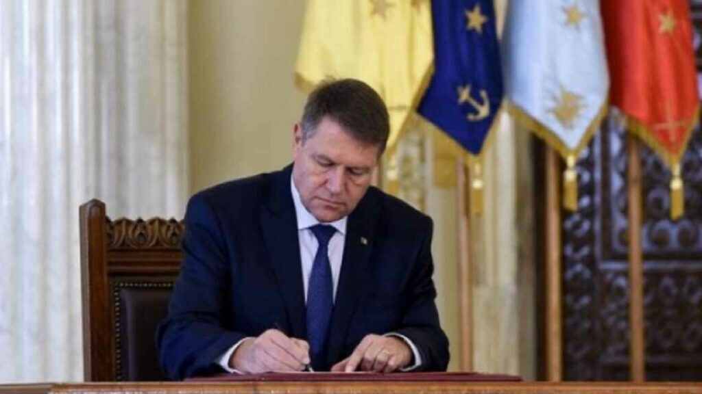 Klaus Iohannis a semnat decretul. I-a scos imediat la pensie