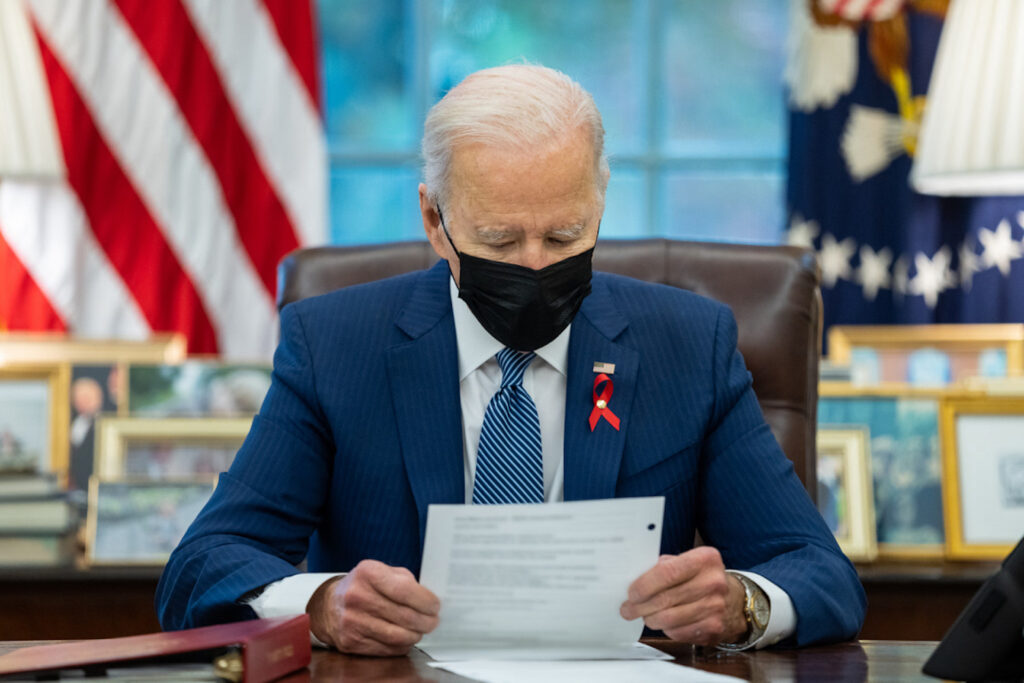 Biden așteaptă să semneze un proiect de 777 miliarde de dolari. Anul 2022 va fi bun pentru Statele Unite